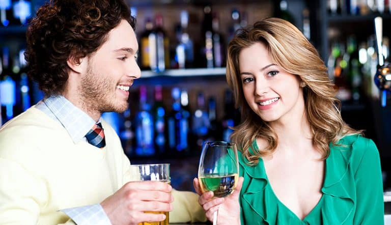 如何与她对视而不显得尴尬