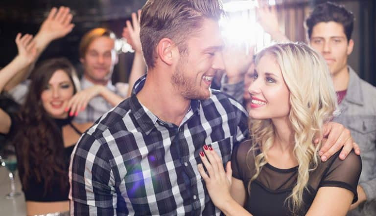 夜晚外出时如何照顾喝醉的女友