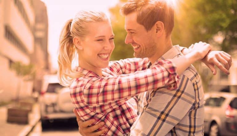 用这10个小技巧让她爱上你