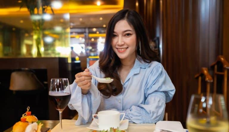 28个暗示：有男朋友的女生喜欢你吗？原因及应对策略